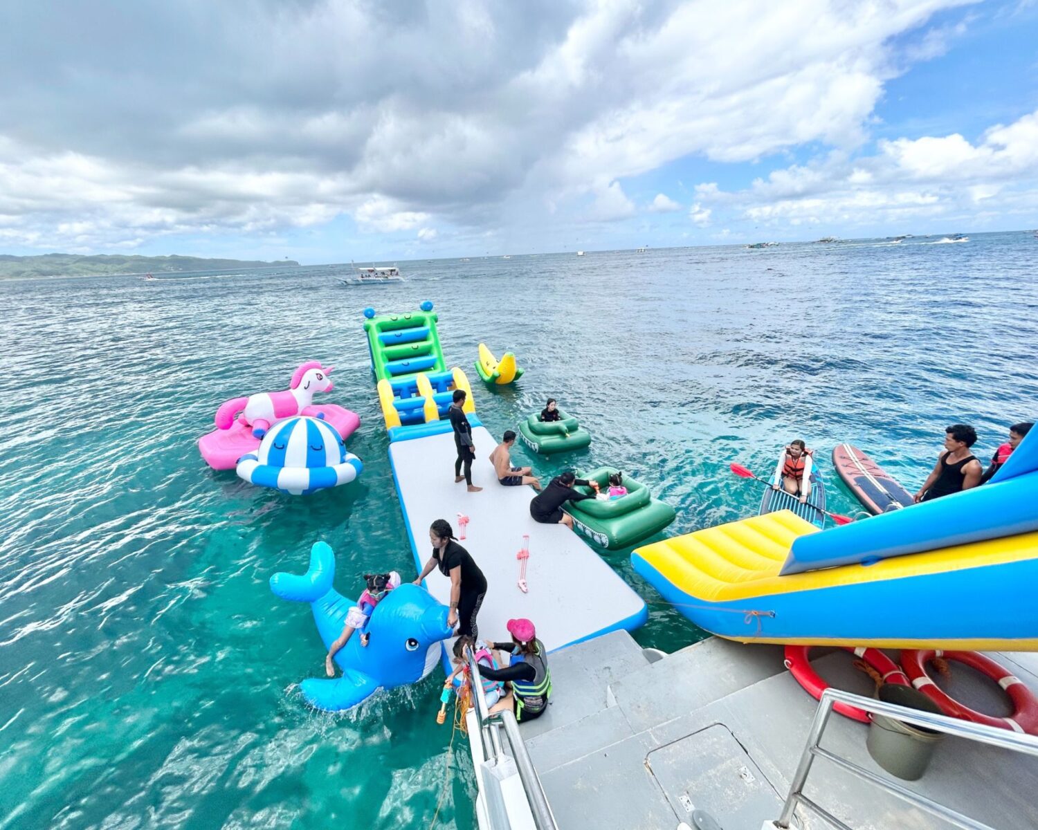 new water wold 長灘島FUN玩2日|雙層遊艇・海上水樂園・金箔按摩2小時