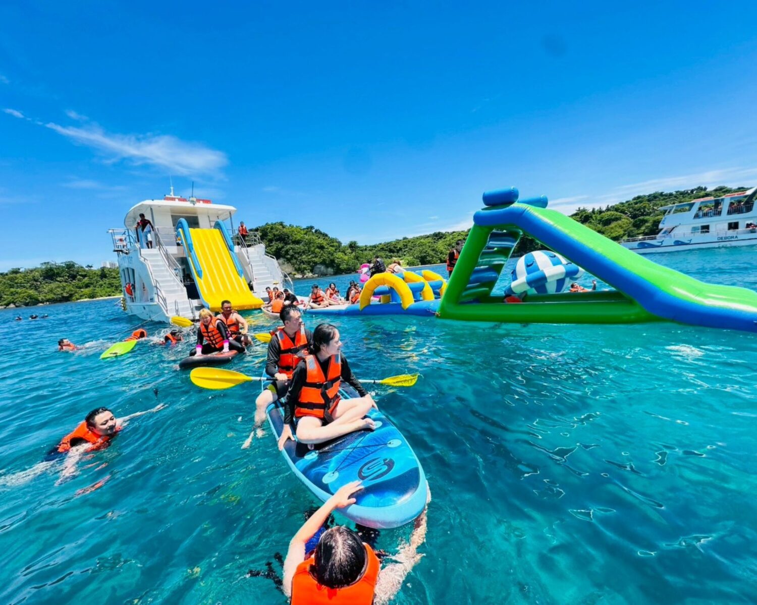 new water wold02 長灘島FUN玩2日|雙層遊艇・海上水樂園・金箔按摩2小時